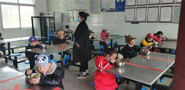 圖片默認(rèn)標(biāo)題_fororder_3、錯(cuò)峰就餐的學(xué)生們-攝影-左斌