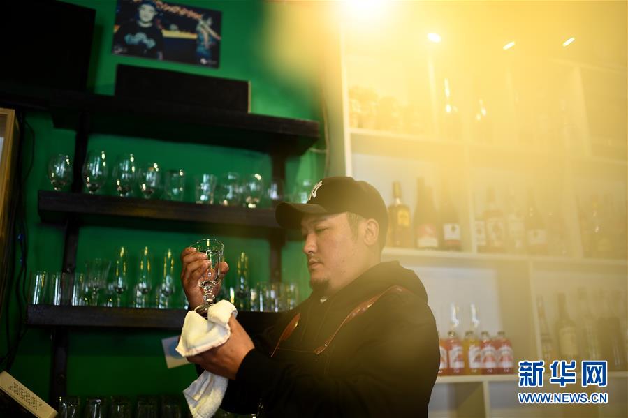 (玉樹抗震救災(zāi)10周年·圖片故事)(2)才仁俄賽與他的“JoSai Pub”