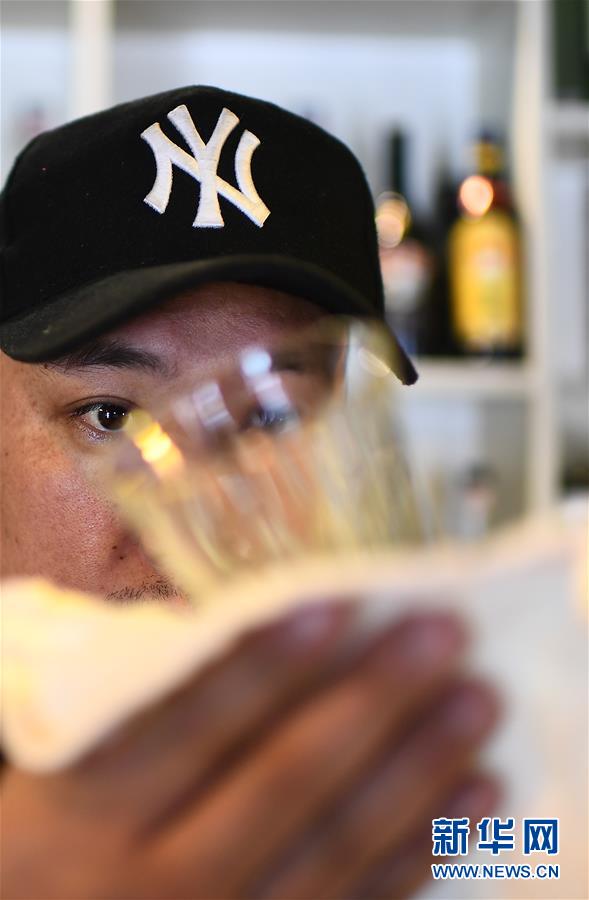 (玉樹抗震救災(zāi)10周年·圖片故事)(5)才仁俄賽與他的“JoSai Pub”