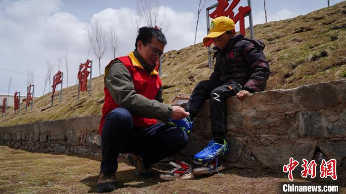 青海玉樹:電網(wǎng)“心愿計(jì)劃”為牧區(qū)孩子實(shí)現(xiàn)“微心愿”