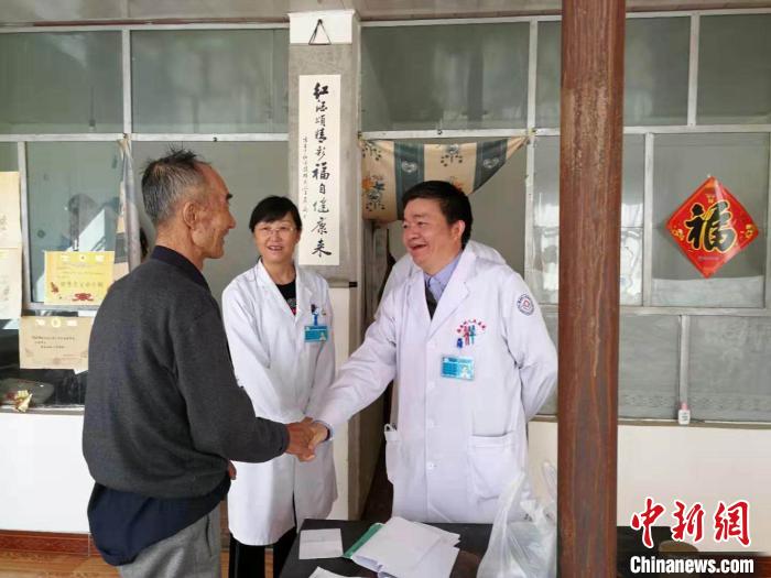 浙江援青醫(yī)生千里扶貧路:盼患病老鄉(xiāng)少一個(gè)是一個(gè)