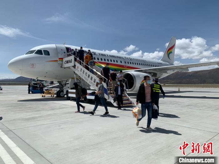 青海果洛至成都直航航線(xiàn)正式通航