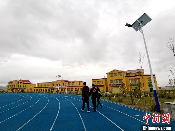 青海草原上的新村落：扶貧政策“照”在我的家，“暖”著我的心