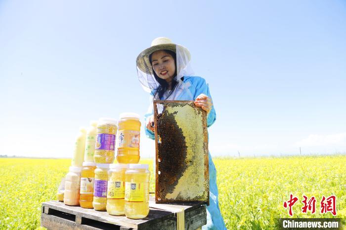 圖為蜂農(nóng)現(xiàn)場展示蜂產(chǎn)品。　馬銘言 攝