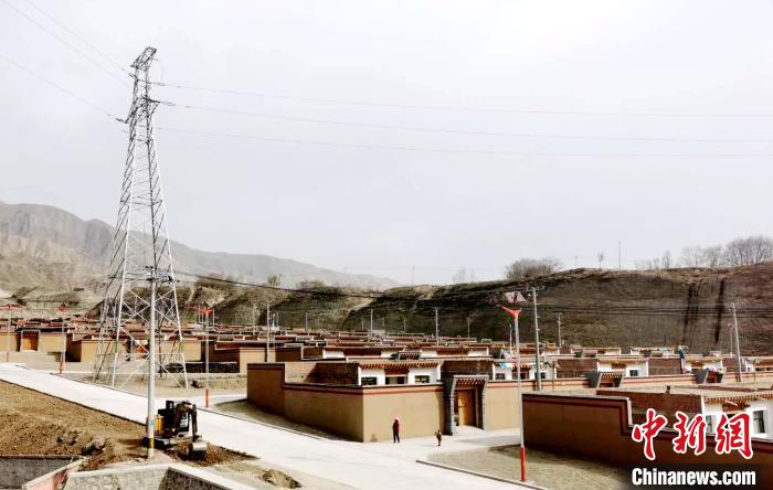 圖為來玉村易地扶貧搬遷后的新家園。尖宣 供圖