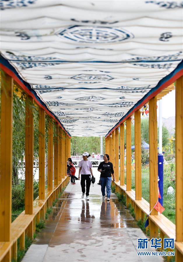 (走向我們的小康生活)(2)德吉村:黃河岸邊的美麗嬗變