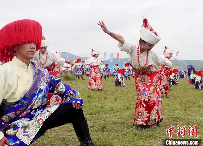 當(dāng)?shù)孛癖姎g慶香浪節(jié)。　高展 攝