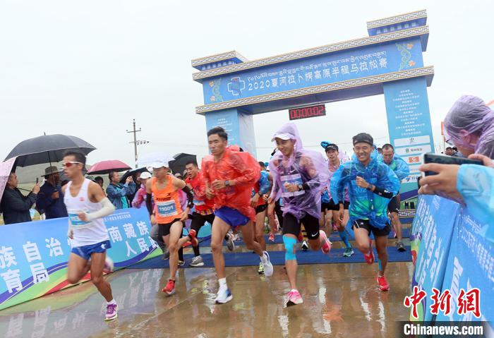 8月23日，拉卜楞高原半程馬拉松在甘加秘境景區(qū)鳴槍開跑?！「哒?攝