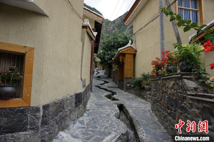 沿溪流分布的若吉村民宿?！∽g 攝