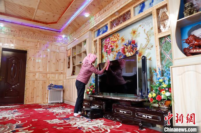 圖為做家務的項青達杰妻子?！●R銘言 攝