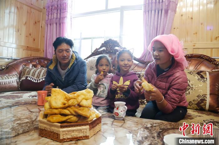 圖為項青達杰一家人合影?！●R銘言 攝