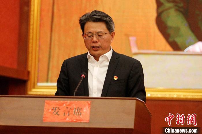 圖為果洛州委常委、副州長、上海市援青聯(lián)絡(luò)組組長馮志勇總結(jié)對口支援十年工作?！」逯菸麄鞑抗﹫D 攝