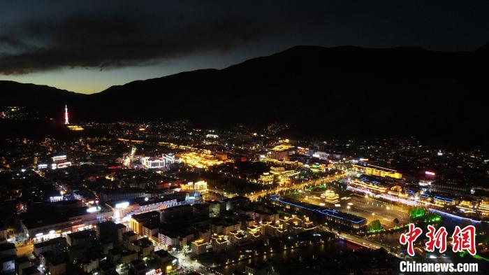 圖為玉樹市城市建設(shè)?！√K丹 攝