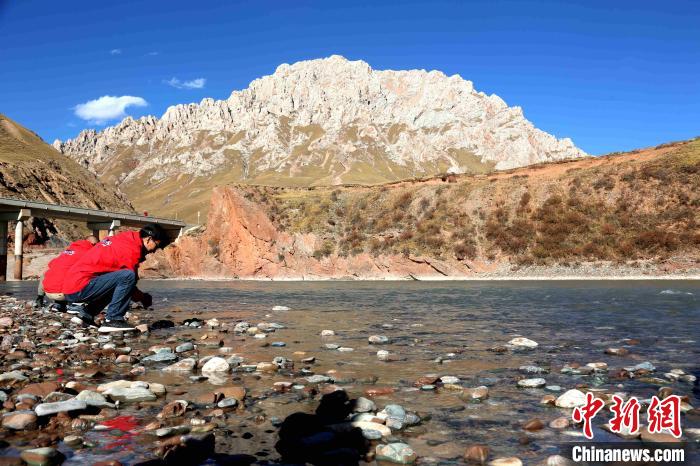圖為中外記者在雜多縣境內(nèi)的瀾滄江干流采訪當?shù)厣鷳B(tài)保護情況。　張?zhí)砀?攝