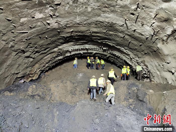 圖為久馬高速查針梁子隧道施工現(xiàn)場(chǎng)?！⊥貔i 攝