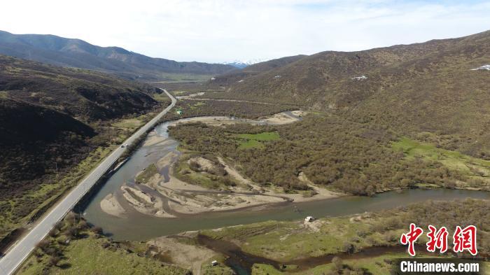 久馬高速沿線地貌。四川交投藏高公司供圖