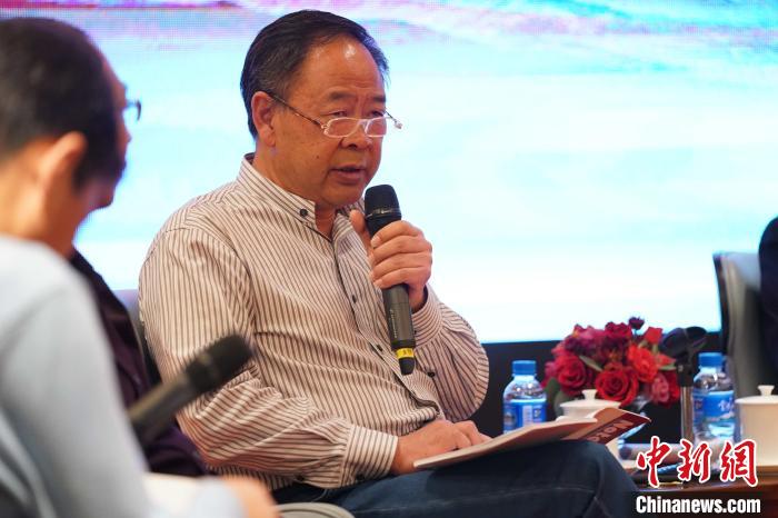 圖為青海省藝術(shù)研究所所長、文化學(xué)者耿占坤發(fā)表觀點(diǎn)?！√K丹 攝