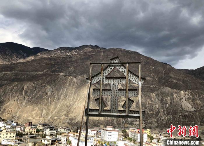 圖為處在山巒腳下的奔子欄。　繆超 攝