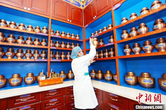 近年來，夏河縣藏醫(yī)醫(yī)院在基礎(chǔ)設(shè)施、醫(yī)療服務(wù)、業(yè)務(wù)拓展、人才梯隊(duì)、制度建設(shè)等都發(fā)生了巨大變化?！「哒?攝