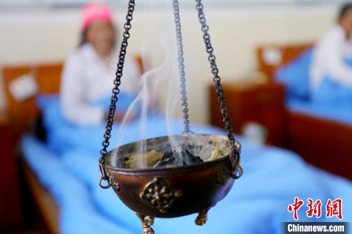 圖為藏醫(yī)熏藥療法?！「哒?攝