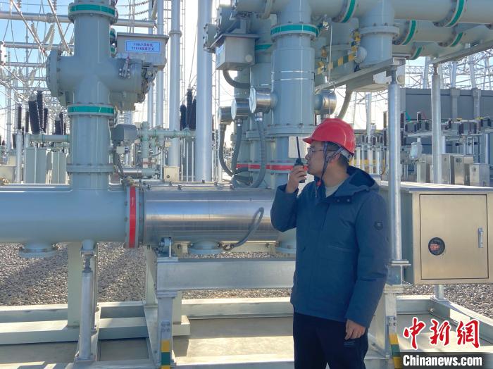 圖為國網(wǎng)青海檢修公司專業(yè)人員在沙柳變電站驗(yàn)收設(shè)備?！√岂?攝