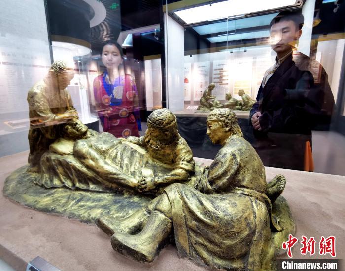 圖為模擬的藏醫(yī)眼科手術(shù)場(chǎng)景?！?zhí)砀?攝