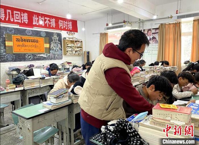 學(xué)生在免費(fèi)輔導(dǎo)班上課?！∧岈敵?攝