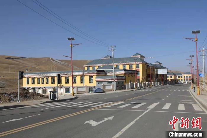 青海黃河岸畔“脫貧戰(zhàn)歌”：村民感受“穩(wěn)穩(wěn)的幸?！? oldsrc=