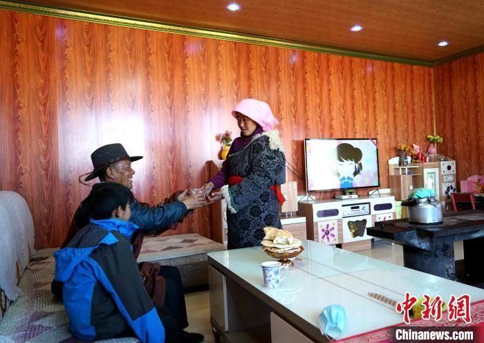 圖為易地搬遷后的哇保家?！〔彭?xiàng)什姐 攝