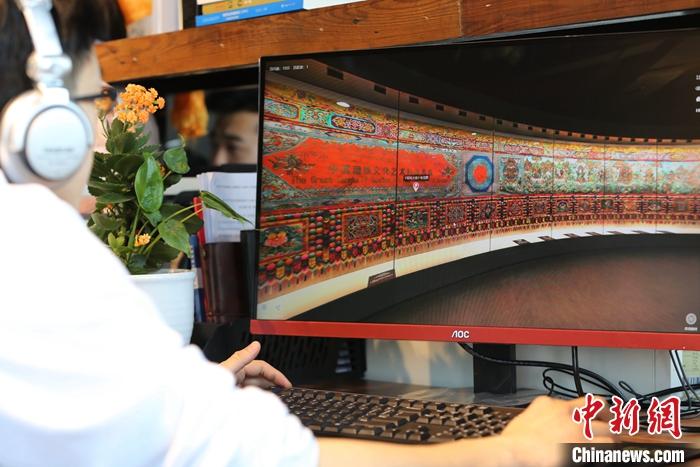 2月23日，青海西寧，市民利用VR瀏覽長(zhǎng)達(dá)608米的《中國(guó)藏族文化藝術(shù)彩繪大觀》。農(nóng)歷辛丑牛年新年“巧遇”藏歷鐵牛新年，青海高原農(nóng)牧民特別是生活在城市的藏族民眾，正享受從“流口水”的糌粑到“鎮(zhèn)館之寶”VR體驗(yàn)的味覺、視覺“大餐”之變。<a target='_blank' ><p  align=