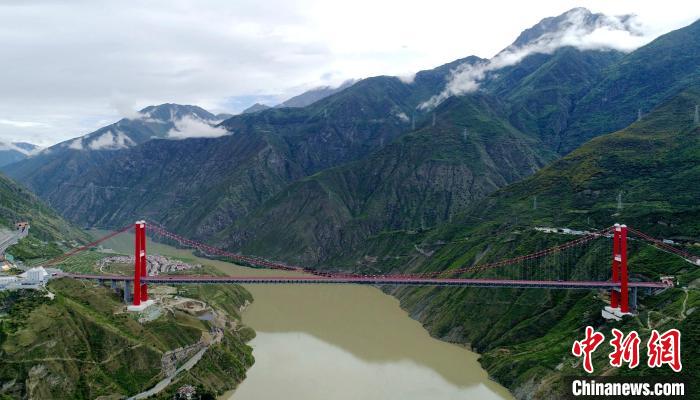 圖為雅康高速瀘定大渡河大橋?！⒅铱?攝