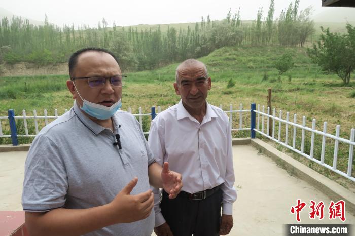 圖右為普魯村當(dāng)年迎接進(jìn)藏先遣連入村的見證者后代西日普·依布地?！畛坛?攝