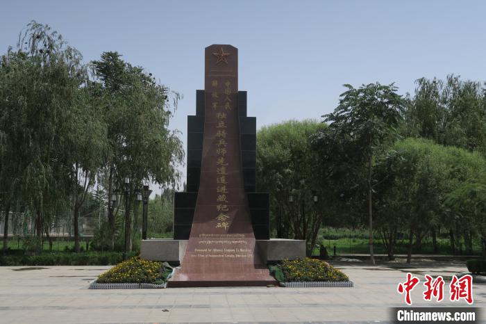 圖為位于于田縣中心的中國人民解放軍獨(dú)立騎兵師先遣連進(jìn)藏紀(jì)念碑?！畛坛?攝