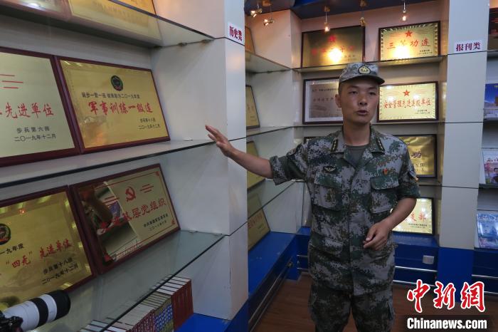 圖為南疆軍區(qū)某合成團(tuán)1連連長齊楠?！畛坛?攝