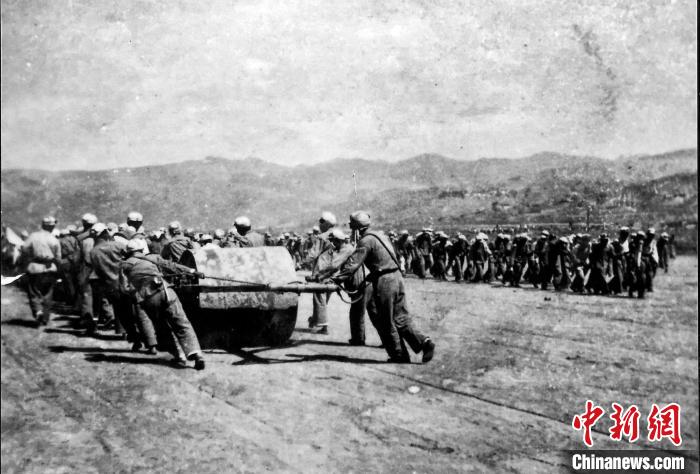 十八軍戰(zhàn)士修建機(jī)場跑道。(歷史圖片由十八軍后代張小康提供，劉炳科翻拍)