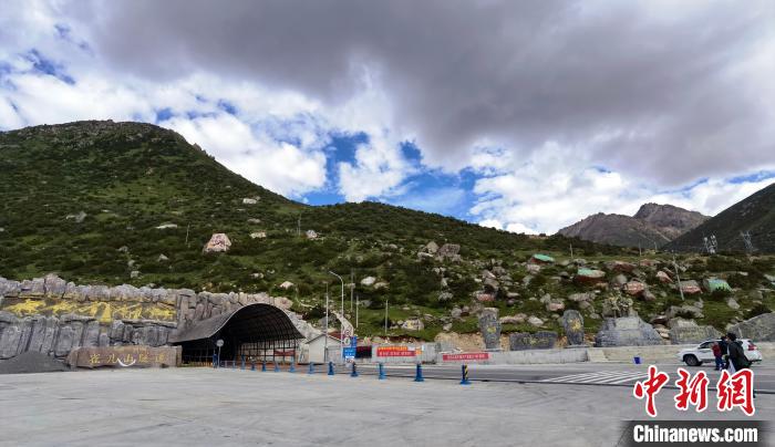 已建成通車的雀兒山隧道。　劉忠俊 攝