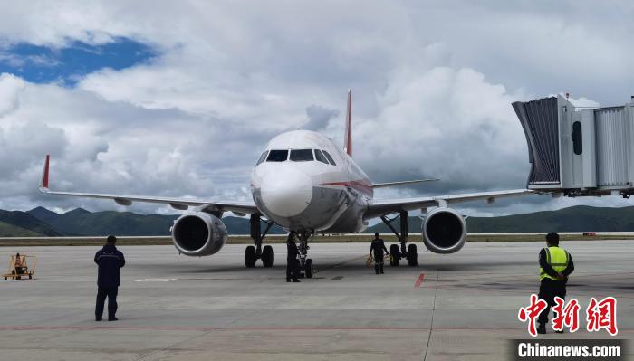 康定機(jī)場一架航班降落?！⒅铱?攝
