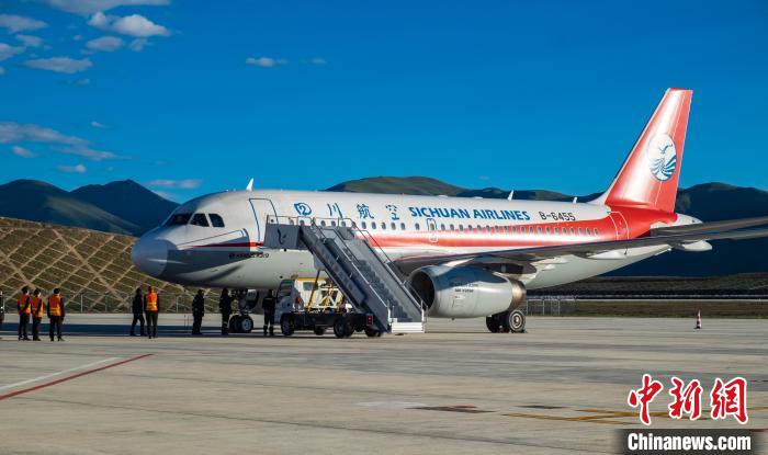 甘孜格薩爾機(jī)場?！⒈?攝