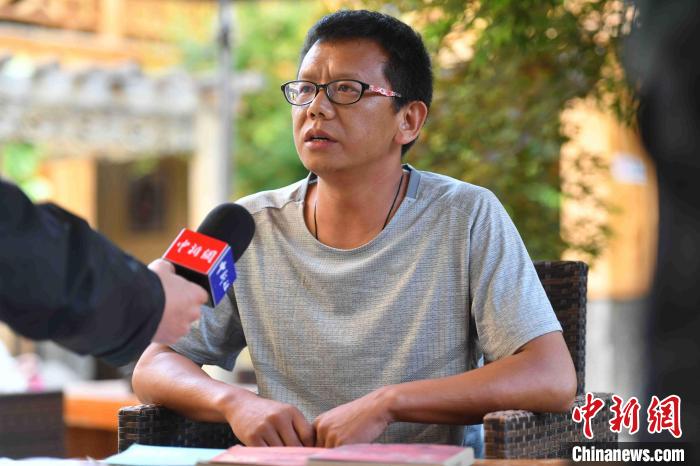 圖為和澗秋接受記者采訪?！⑷疥?攝