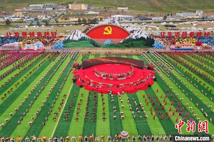 圖為玉樹藏族自治州成立70周年慶祝大會現(xiàn)場。　馬銘言 攝