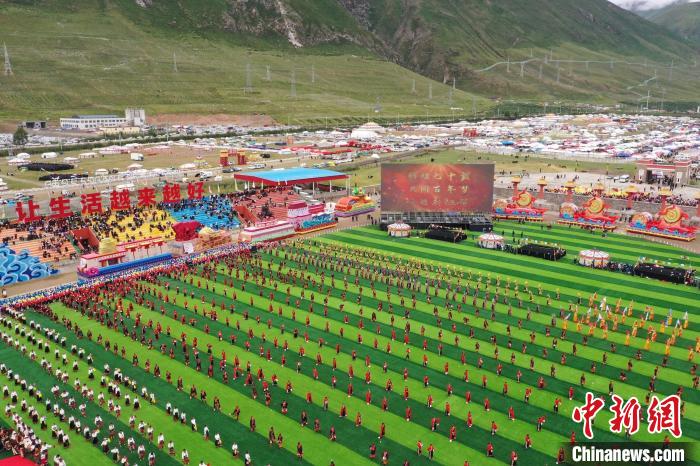 圖為玉樹藏族自治州成立70周年慶祝大會現(xiàn)場?！●R銘言 攝