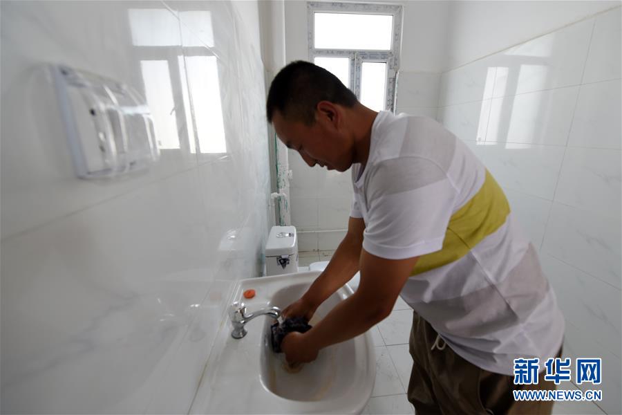 （新華全媒+）（23）千里“挪窩”，踏實(shí)開啟新生活