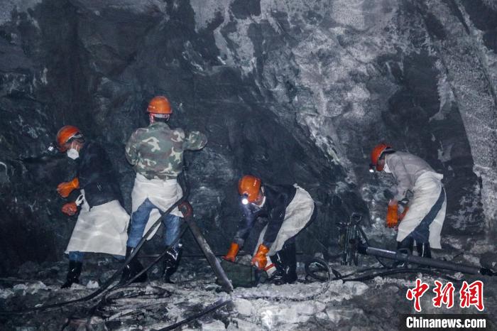 隧道開挖作業(yè)施工現(xiàn)場(chǎng)?！】蛋蛡髅焦﹫D