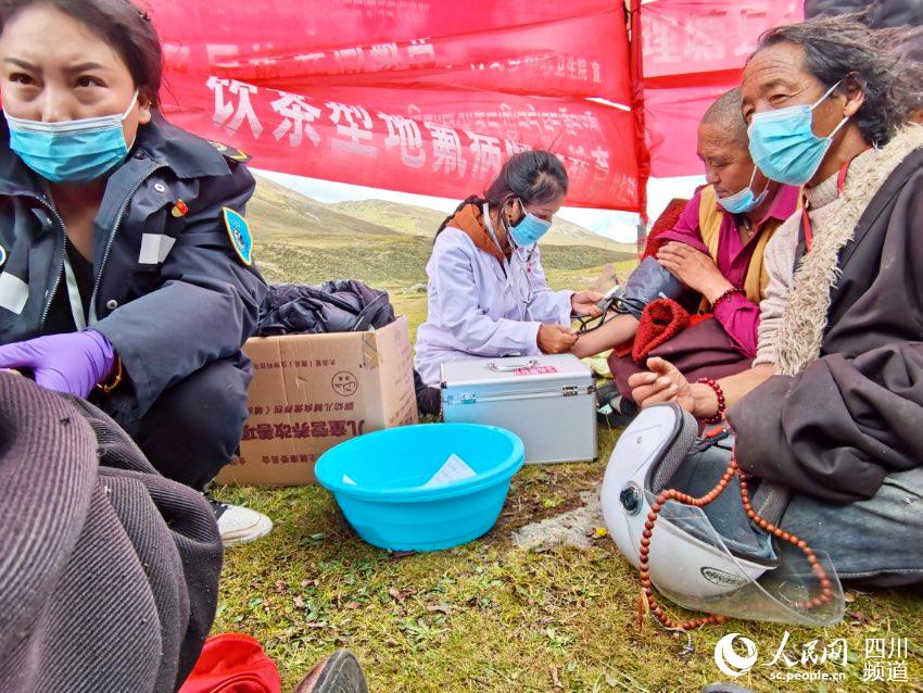 給牧民檢查身體。巴登攝