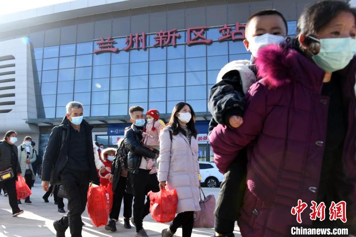 圖為搬遷民眾剛出火車站?！《P 攝