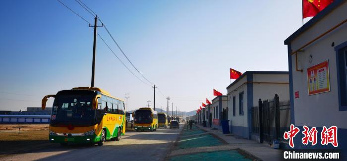 圖為搬遷民眾抵達安置區(qū)?！∥航ㄜ?攝