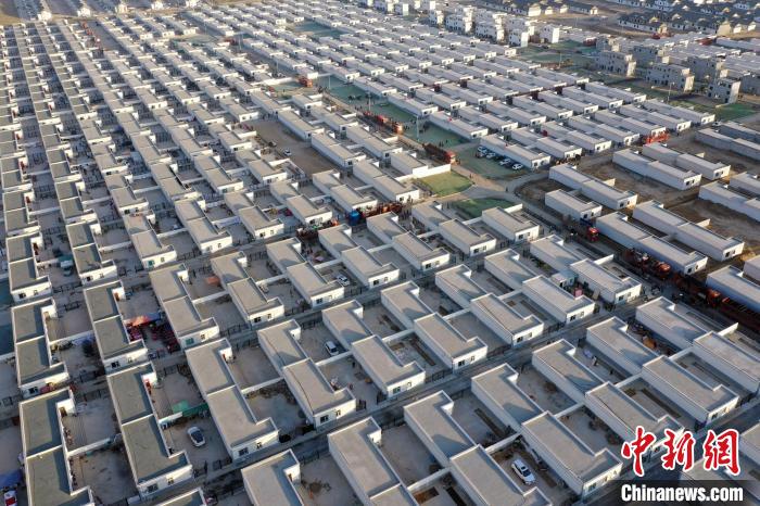 圖為蘭州新區(qū)移民安置區(qū)?！《P 攝