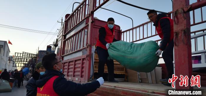 圖為志愿者幫忙搬運家具等物資?！∥航ㄜ?攝