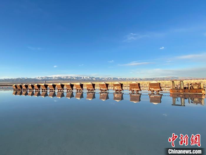 圖為小火車倒影在湖中，湖面如圖明鏡一般?！●R翔 攝