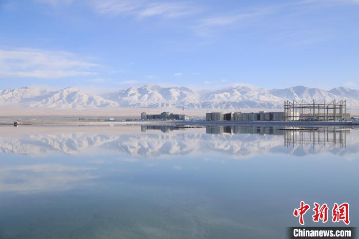 圖為鹽湖景色?！●R翔 攝